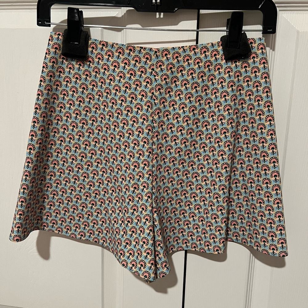 Alice + Olivia Cream Mini Shorts with Coral and Blue Microprint